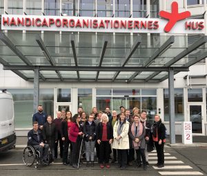 gruppbild utanför Handicapens Hus