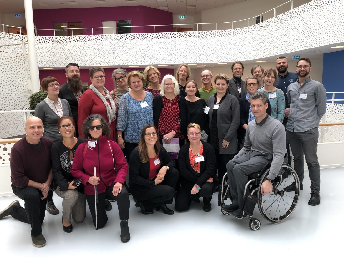 gruppbild från svensk tillgänglighets besök i Handicapens hus