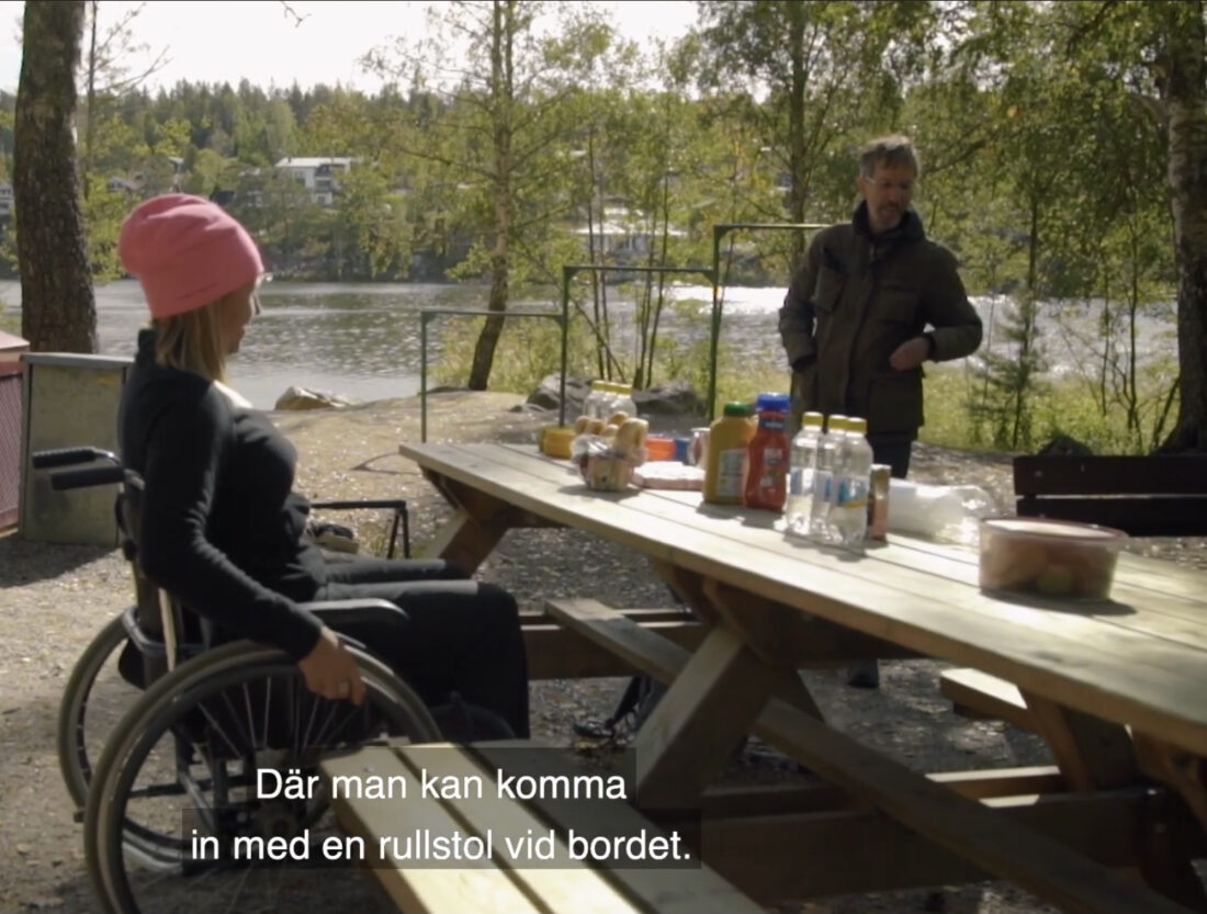 Multibord vid en tillgänglig grillplats